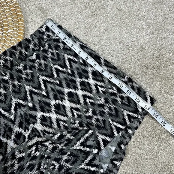 Spanx Sunshine Shorts Pull On 4&quot; UPF 50  Quick Dry in Grey Ikat Size M