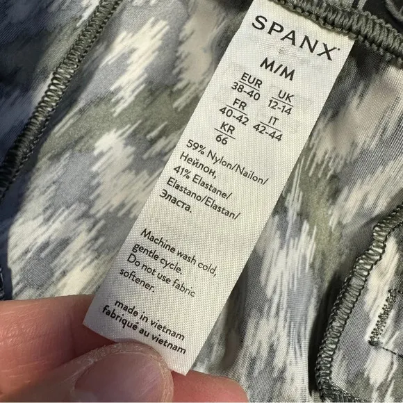 Spanx Sunshine Shorts Pull On 4&quot; UPF 50  Quick Dry in Grey Ikat Size M