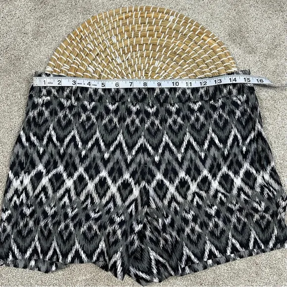 Spanx Sunshine Shorts Pull On 4&quot; UPF 50  Quick Dry in Grey Ikat Size M