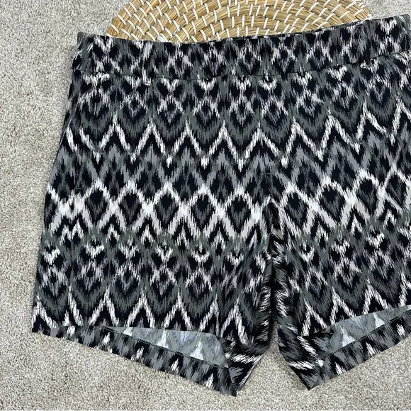 Spanx Sunshine Shorts Pull On 4&quot; UPF 50  Quick Dry in Grey Ikat Size M