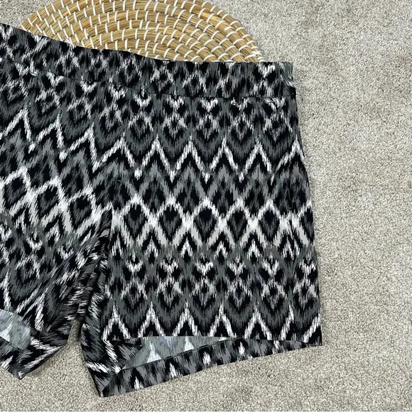 Spanx Sunshine Shorts Pull On 4&quot; UPF 50  Quick Dry in Grey Ikat Size M