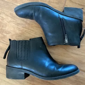 Sperry black leather ankle boots size 6