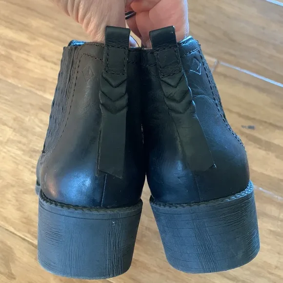 Sperry black leather ankle boots size 6