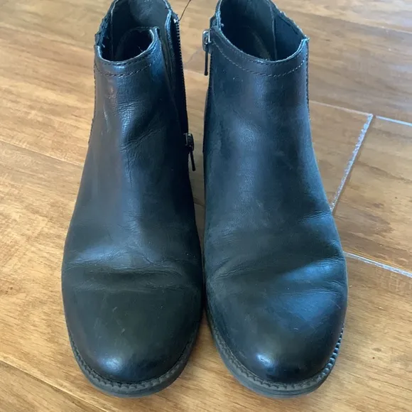 Sperry black leather ankle boots size 6
