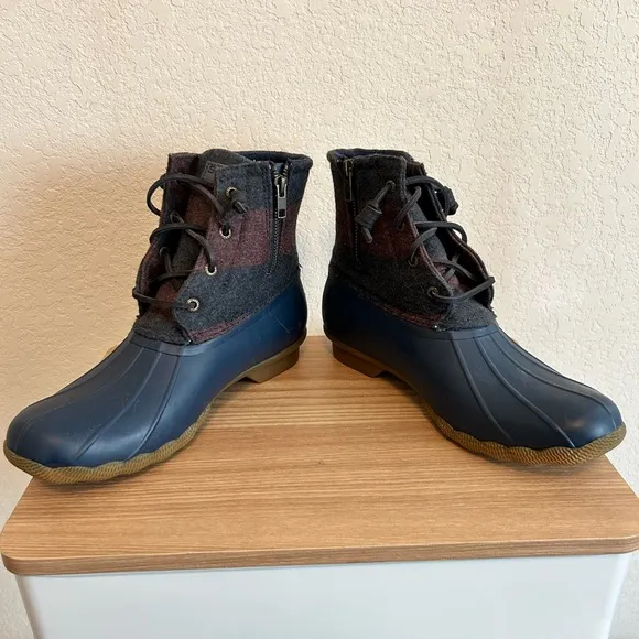 Sperry Lace Up Duck Boots Size 10