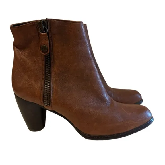 Stuart Weitzman  Brown Leather Ankle Boots Womens 7M  Logo Side Zip Closure Soft