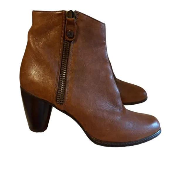Stuart Weitzman  Brown Leather Ankle Boots Womens 7M  Logo Side Zip Closure Soft