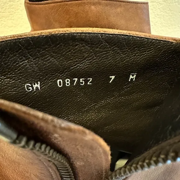 Stuart Weitzman  Brown Leather Ankle Boots Womens 7M  Logo Side Zip Closure Soft
