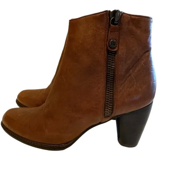 Stuart Weitzman  Brown Leather Ankle Boots Womens 7M  Logo Side Zip Closure Soft