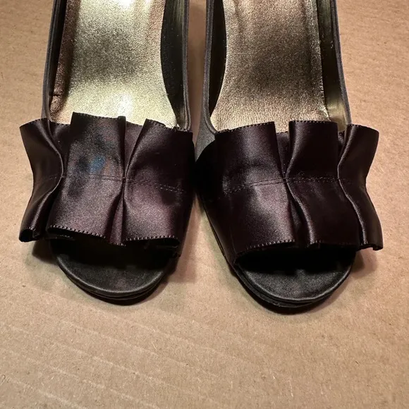 Stuart Weitzman GigiRitz satin open toe bow pump, brown, 6.5