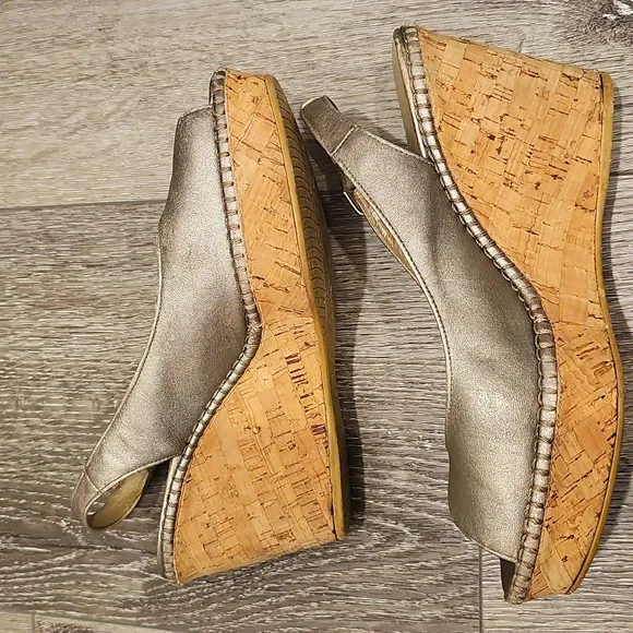 STUART WEITZMAN gold leather cork wedges peep toes
