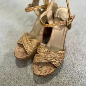 Stuart Weitzman Minx Wedge Cork Sandal 10 Camel Weave ASO Princess of Wales