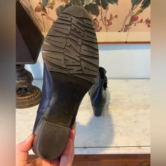 Stuart Weitzman Prancing Tassel Black Leather Side Zip Boots Size 8 VGUC
