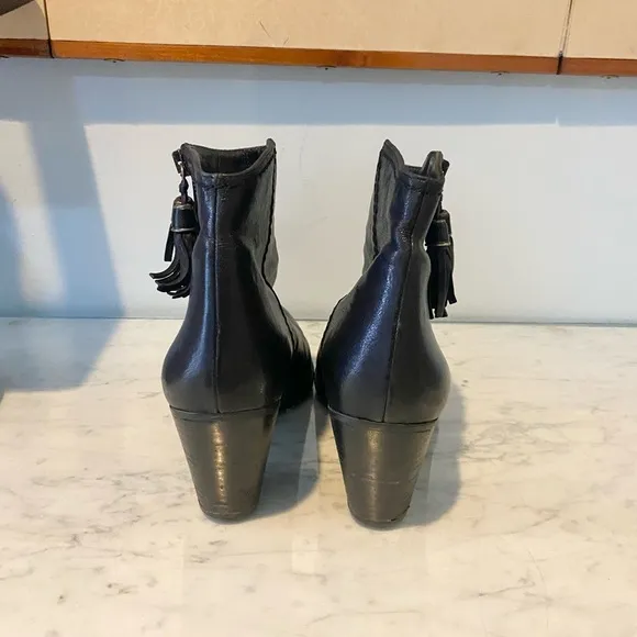 Stuart Weitzman Prancing Tassel Black Leather Side Zip Boots Size 8 VGUC