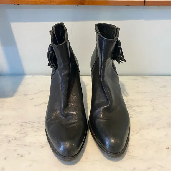 Stuart Weitzman Prancing Tassel Black Leather Side Zip Boots Size 8 VGUC