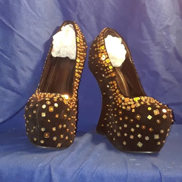 STUDDED HEEL LESS AFFAIR
