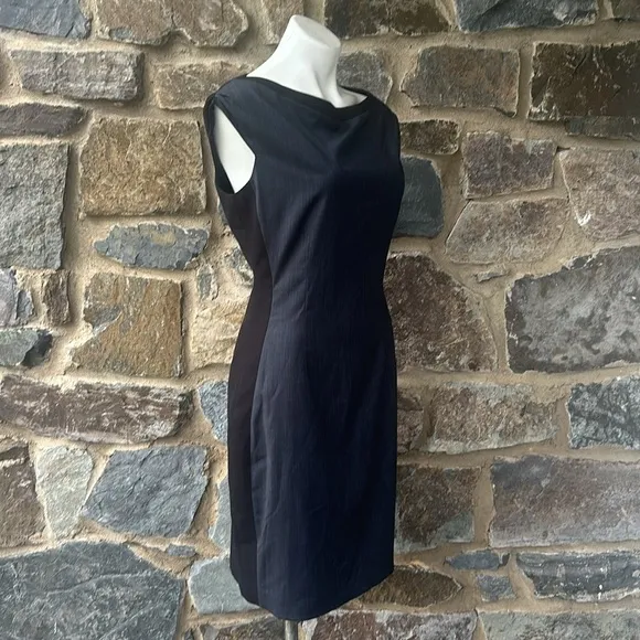Tahari NWT Boat Neck Sleeveless Sheath Dress in Navy Blue/Black Size 8