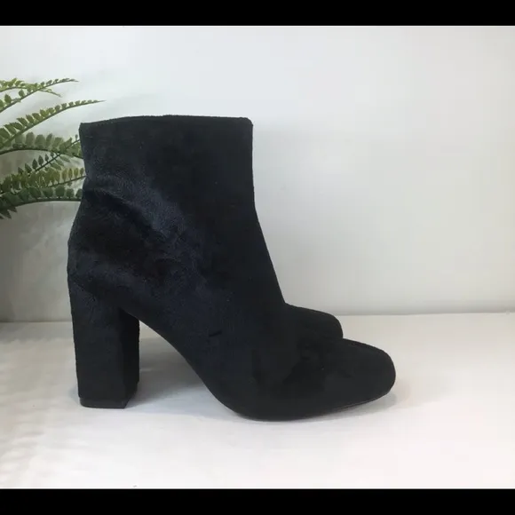 TAHARI SELENA VELVET PAISLEY PATTERNED BLACK ANKLE BOOTS NWT SZ 6