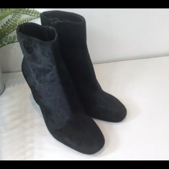 TAHARI SELENA VELVET PAISLEY PATTERNED BLACK ANKLE BOOTS NWT SZ 6