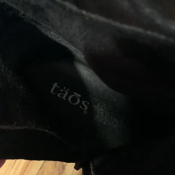 Taos Shaka $250 size 39 soft black suede side zip 6” boots 2.5” stacked heel EUC