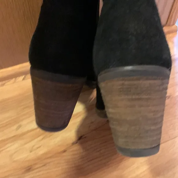 Taos Shaka $250 size 39 soft black suede side zip 6” boots 2.5” stacked heel EUC