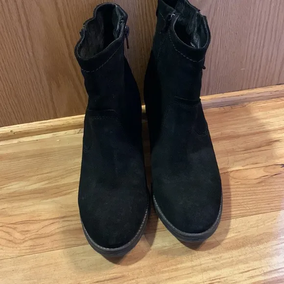 Taos Shaka $250 size 39 soft black suede side zip 6” boots 2.5” stacked heel EUC