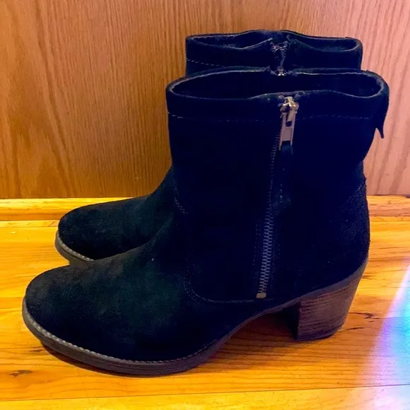 Taos Shaka $250 size 39 soft black suede side zip 6” boots 2.5” stacked heel EUC