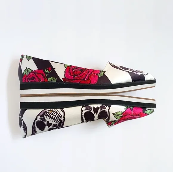 Taylor says Tayquila black white stripe skull red roses flower pointed toe flats