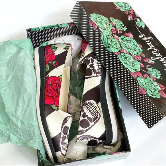 Taylor says Tayquila black white stripe skull red roses flower pointed toe flats