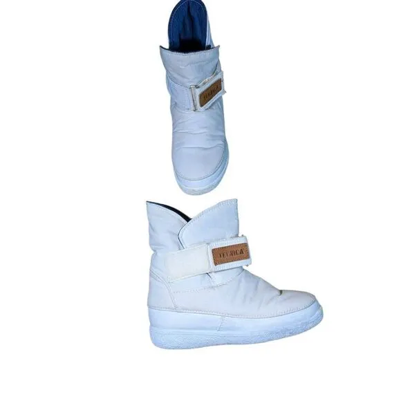 Tecnica Moon Boots size 5.5 in good condition.