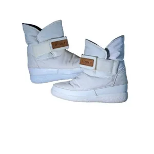 Tecnica Moon Boots size 5.5 in good condition.