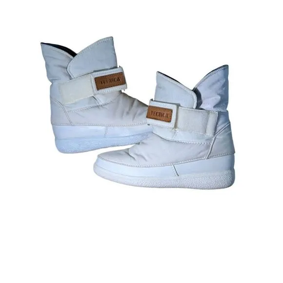 Tecnica Moon Boots size 5.5 in good condition.
