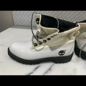 Timberland leather white boots rollout top sz 5. Beautiful condition