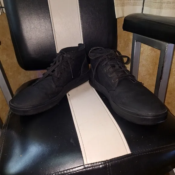 Timberland Men's Black Lace-Up Chukka Boots In A Mens Size 12.