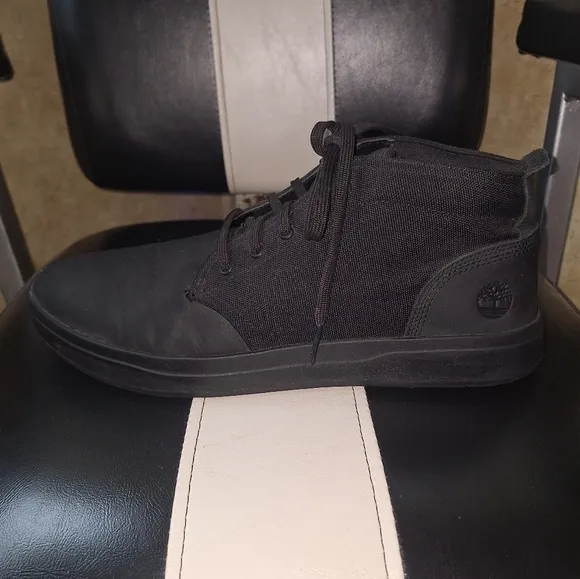 Timberland Men's Black Lace-Up Chukka Boots In A Mens Size 12.