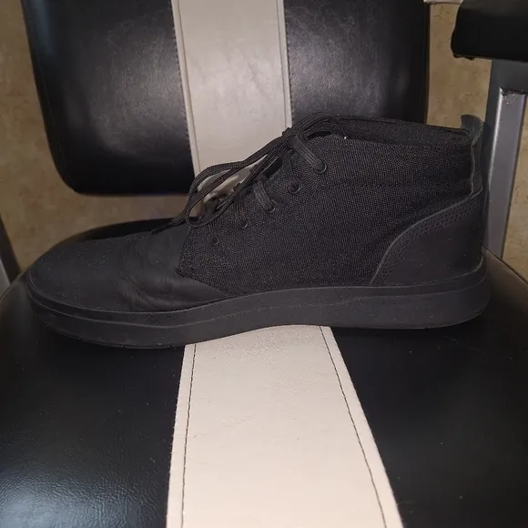Timberland Men's Black Lace-Up Chukka Boots In A Mens Size 12.