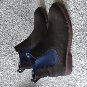 Tommy Hilfiger Polished Suede Leather Brown Pull On Chukka Boots Men's 10 EUC