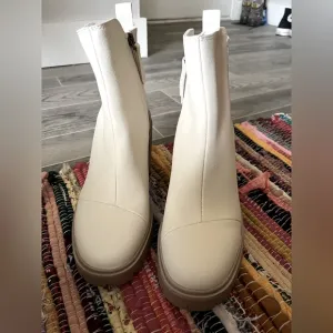 Tom’s leather boots 🤍