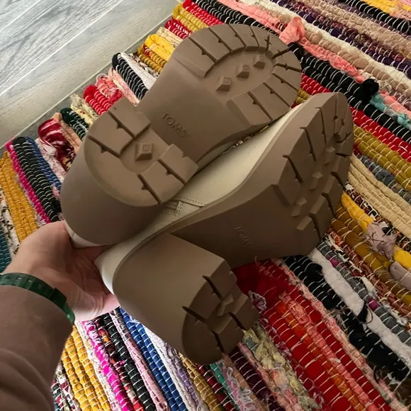 Tom’s leather boots 🤍