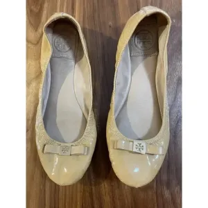 Tory Burch Eddie Logo Bow Patent Ballerina Flat, Nude Size 7‎