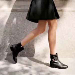 Tory Burch Gemini Link Leather Ankle Black Side Zip Boots Bootie in size 9