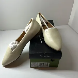 Trotter Harlowe Pointed Toe Flats Off White size 6W