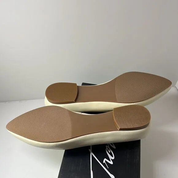 Trotter Harlowe Pointed Toe Flats Off White size 6W