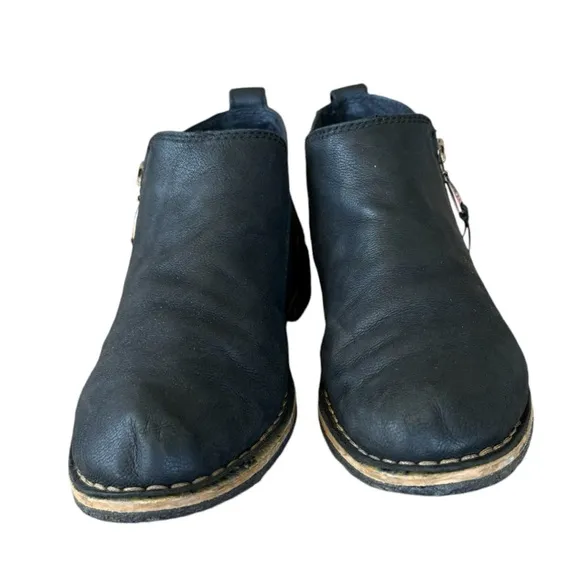 UGG AUSTRALIA Clementine Black Leather Shearling Insole Side Zip Ankle Boots