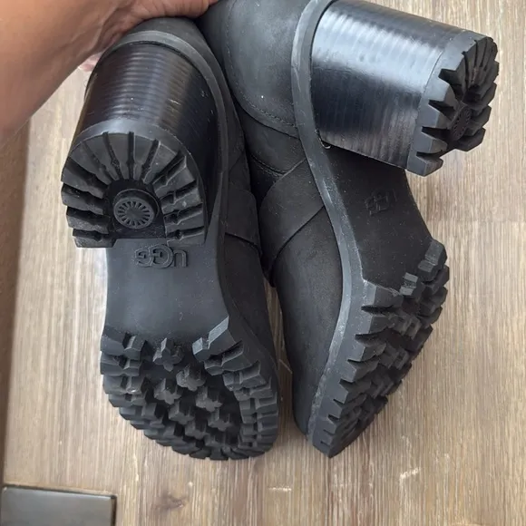 UGG Fern Waterproof Bootie Black Nubuck Leather Size 9.5