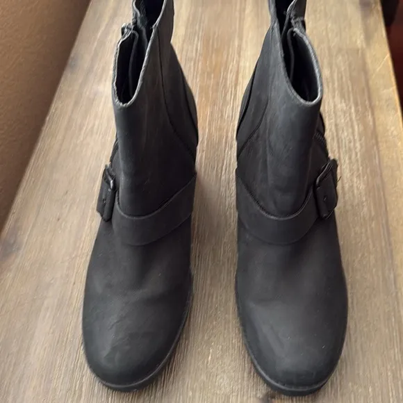 UGG Fern Waterproof Bootie Black Nubuck Leather Size 9.5