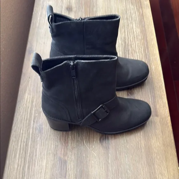 UGG Fern Waterproof Bootie Black Nubuck Leather Size 9.5
