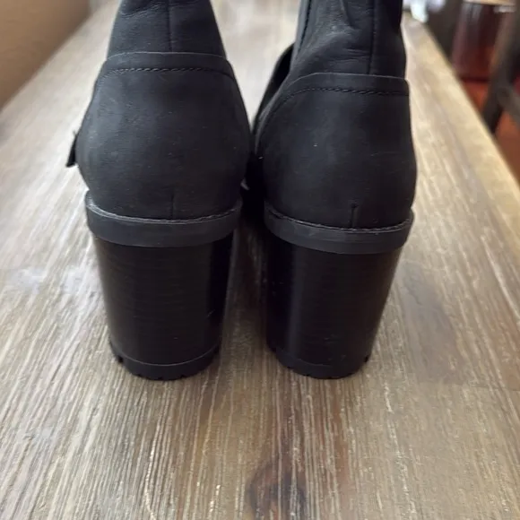 UGG Fern Waterproof Bootie Black Nubuck Leather Size 9.5