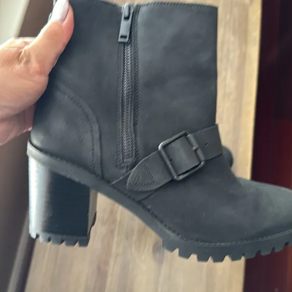 UGG Fern Waterproof Bootie Black Nubuck Leather Size 9.5