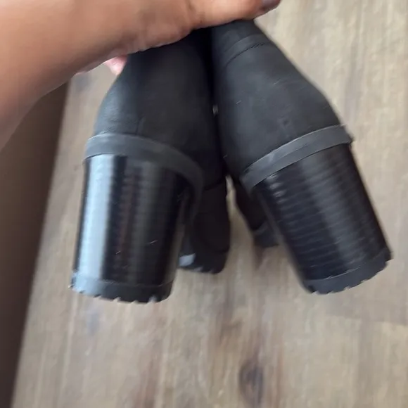 UGG Fern Waterproof Bootie Black Nubuck Leather Size 9.5